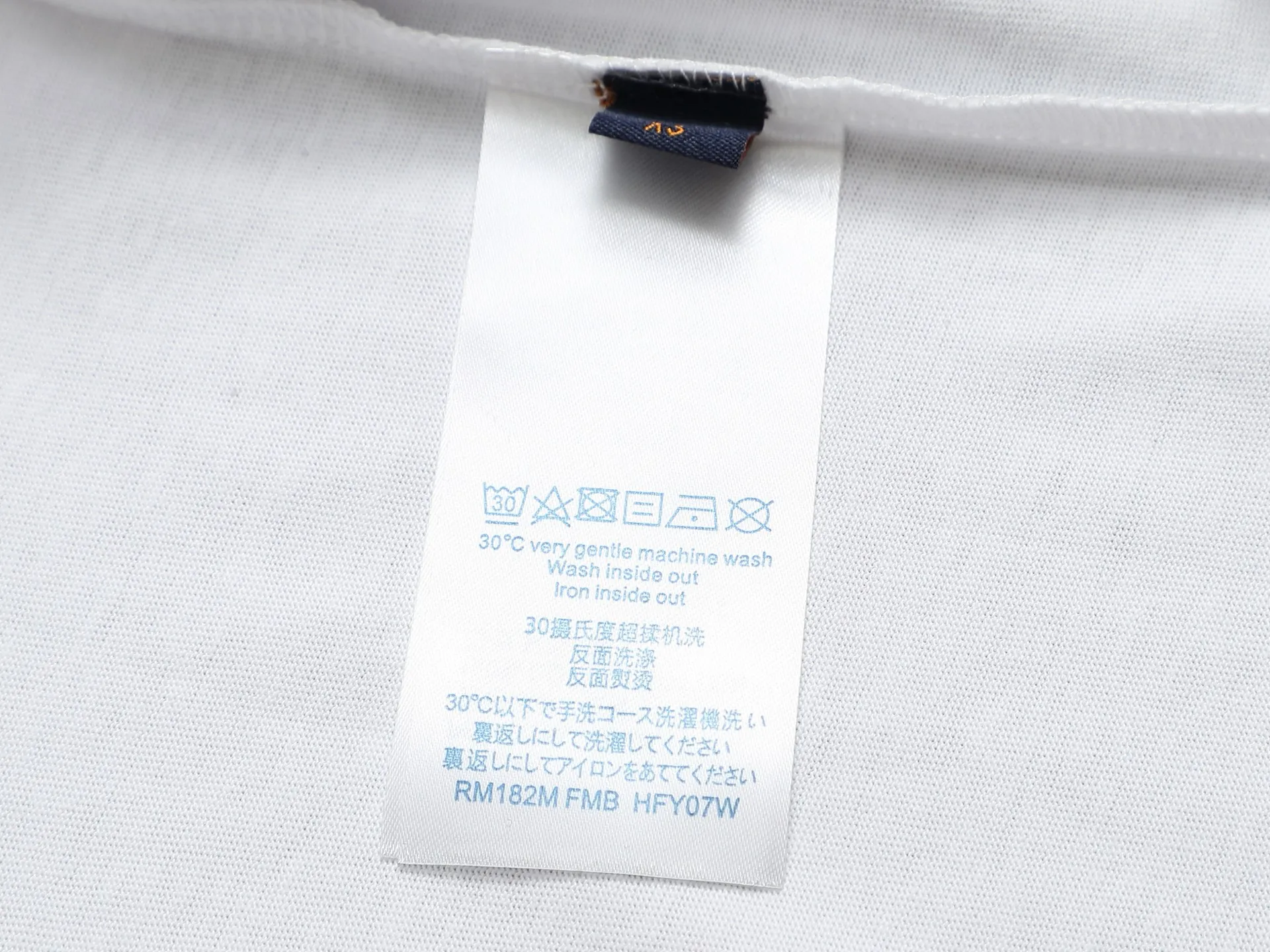 🅿️170 LouisVuitton/Louis Vuitton Foam printed T-shirt short sleeves High quality🔥High version Super iconic brand logo printing pattern The original printing is reproduced one to one, using imported puree and graffiti craftsmanship. The fabric is made of pure combed cotton. It is fresh and comfortable to match with sports shoes. Suitable for shopping and dating. When layered, it looks like a blogger. Low-key and tasteful. Original fabric 260g double yarn with high weight, 100% combed cotton, custom-woven and dyed with no color difference, no pressure in and out of the counter, through-shoulder strapping process, increased washing life of clothes, no deformation, high version digital printing process, no fading, bright colors, the same style as Internet celebrity stars, regardless of age, body shape or gender, super eye-catching, very fashionable ❤️❤️, very comfortable in hand, super texture, fashionable and individual, super versatile and good-looking, a must-have for everyone Better match for couples. Hang tag, collar label, washed wheat, all three labels are complete! ! Loose fit, same style for men and women Color: black/white/color blue Size: XS S M L